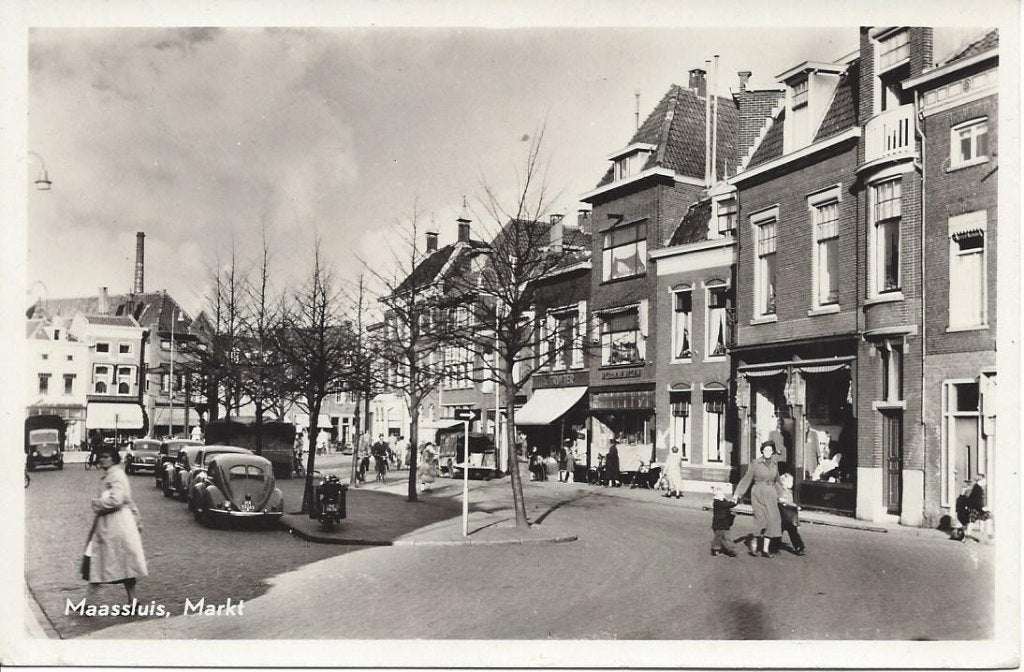 Maassluis, Markt, Volk, Auto's, Brilkever, 1956, gelopen, Ophalen of Verzenden, 1940 tot 1960, Gelopen, Zuid-Holland
