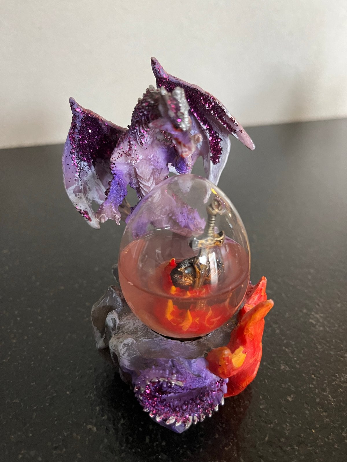Draak met zwaard in bol - Fantasy decoratie, Overige stijlen, Kunststof, Ophalen of Verzenden, Zo goed als nieuw