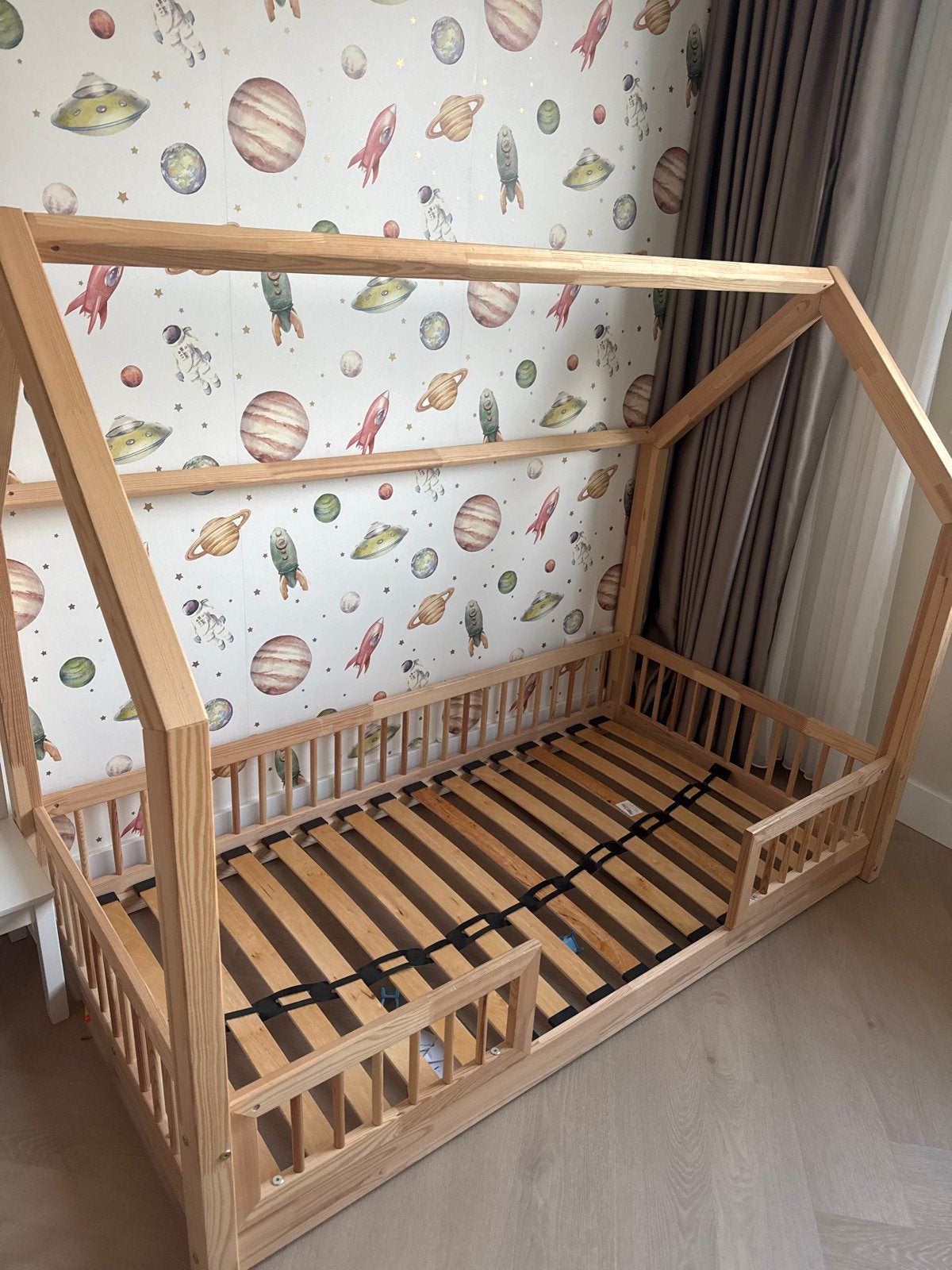 Houten kinderbed met lattenbodem - Huisbed, Gebruikt, 70 tot 85 cm, Ophalen of Verzenden, Lattenbodem