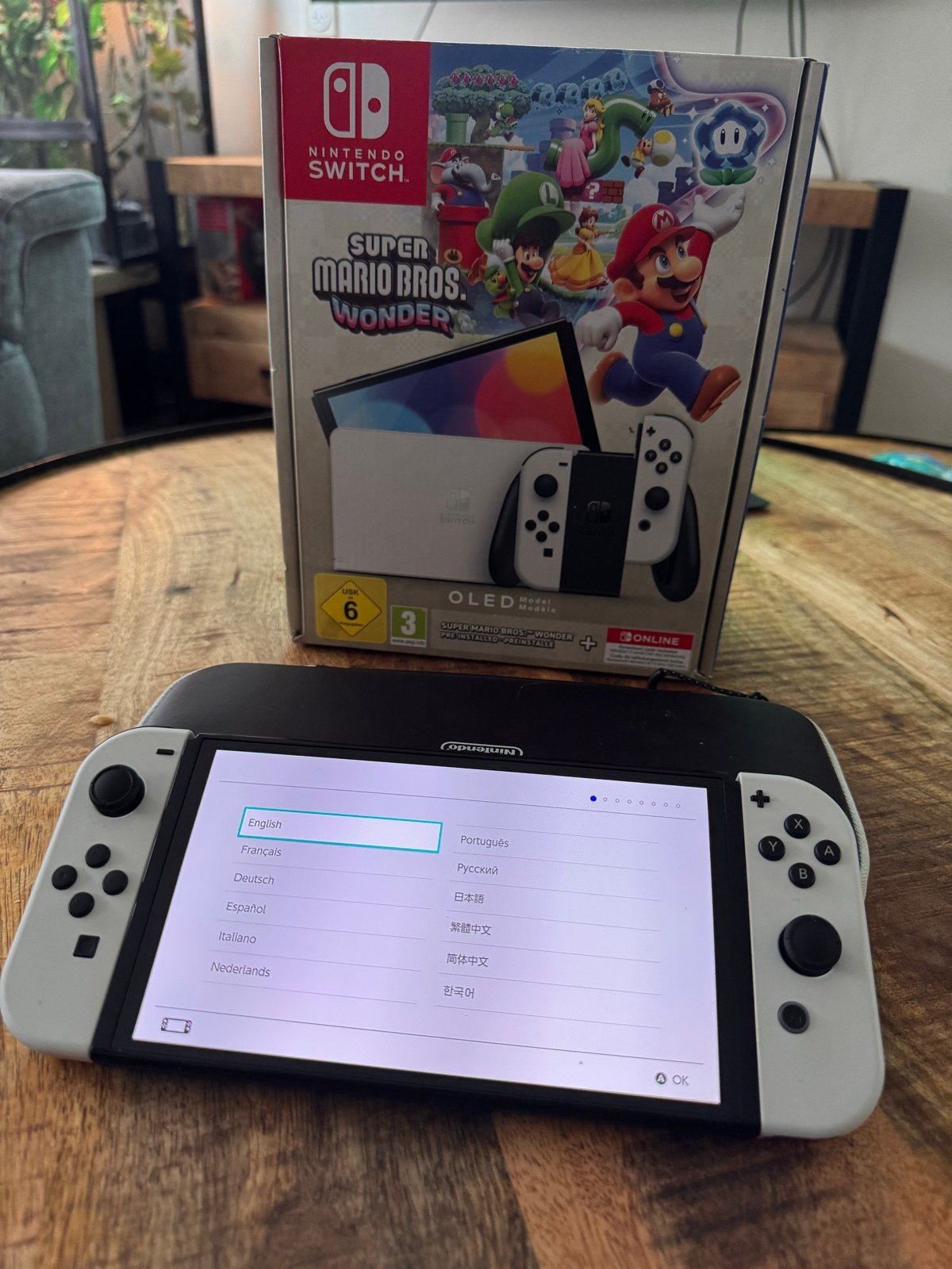 Nintendo Switch OLED + Super Mario Bros. Wonder, Spelcomputers en Games, Spelcomputers | Nintendo Switch, Met games, Met 2 controllers
