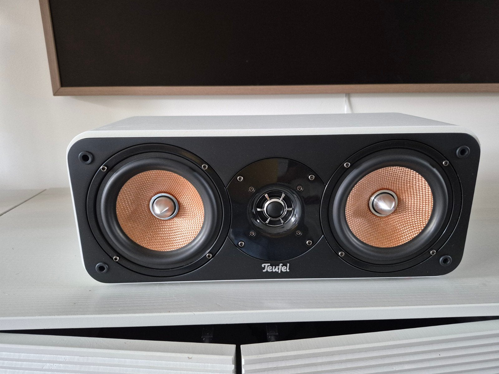 Teufel Centerspeaker wit in topstaat, Zo goed als nieuw, 60 tot 120 watt, Geschikt voor surround/home cinema, Center speaker