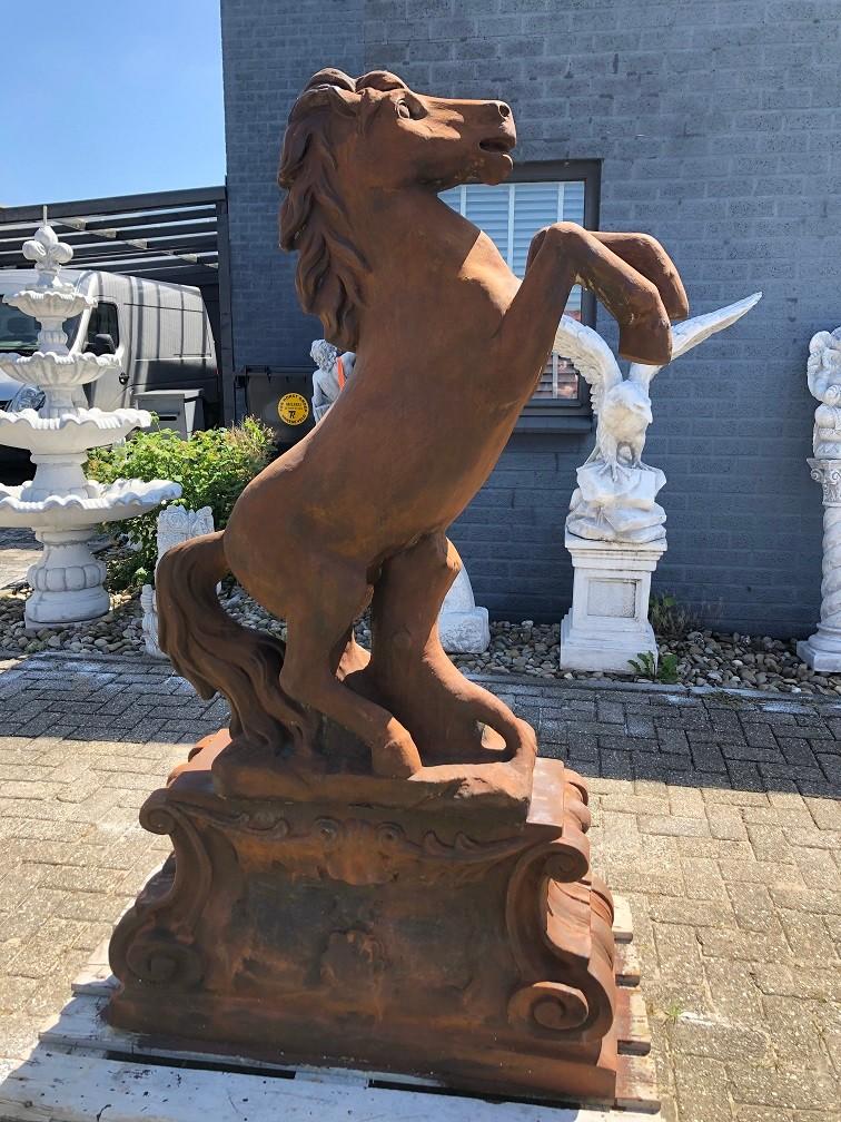Steigerend paard, groot massief gegoten steen oxide, Dierenbeeld, Steen, ., Nieuw