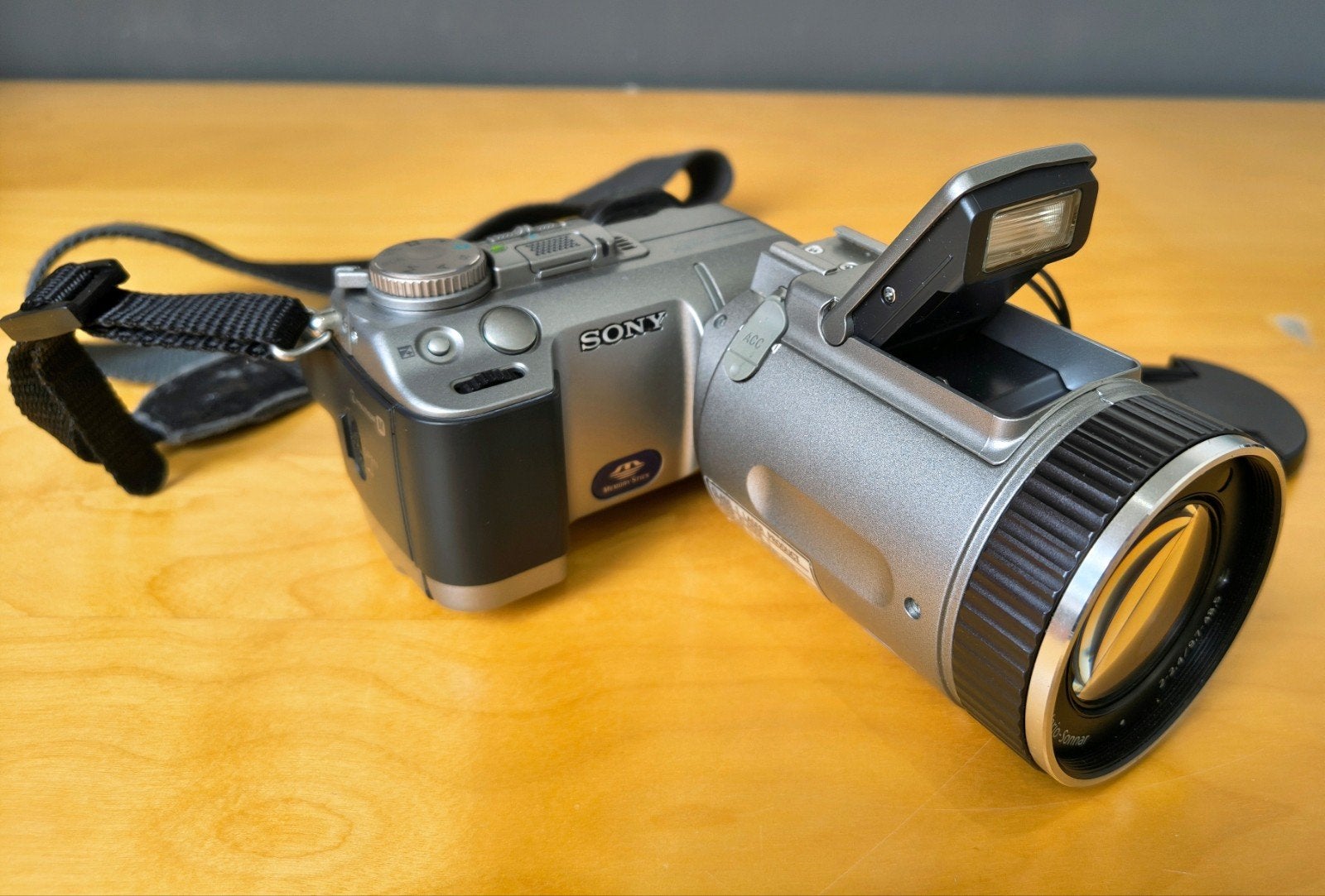Sony DSC-F707 – Zeer nette staat – 100% werkend, Audio, Tv en Foto, Ophalen of Verzenden, Zo goed als nieuw, 4 t/m 7 keer, Geheugenkaart