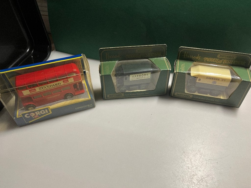 Corgi toys en Matchbox  Harrods en london bus, Hobby en Vrije tijd, Ophalen of Verzenden, Nieuw, Bus of Vrachtwagen, Corgi
