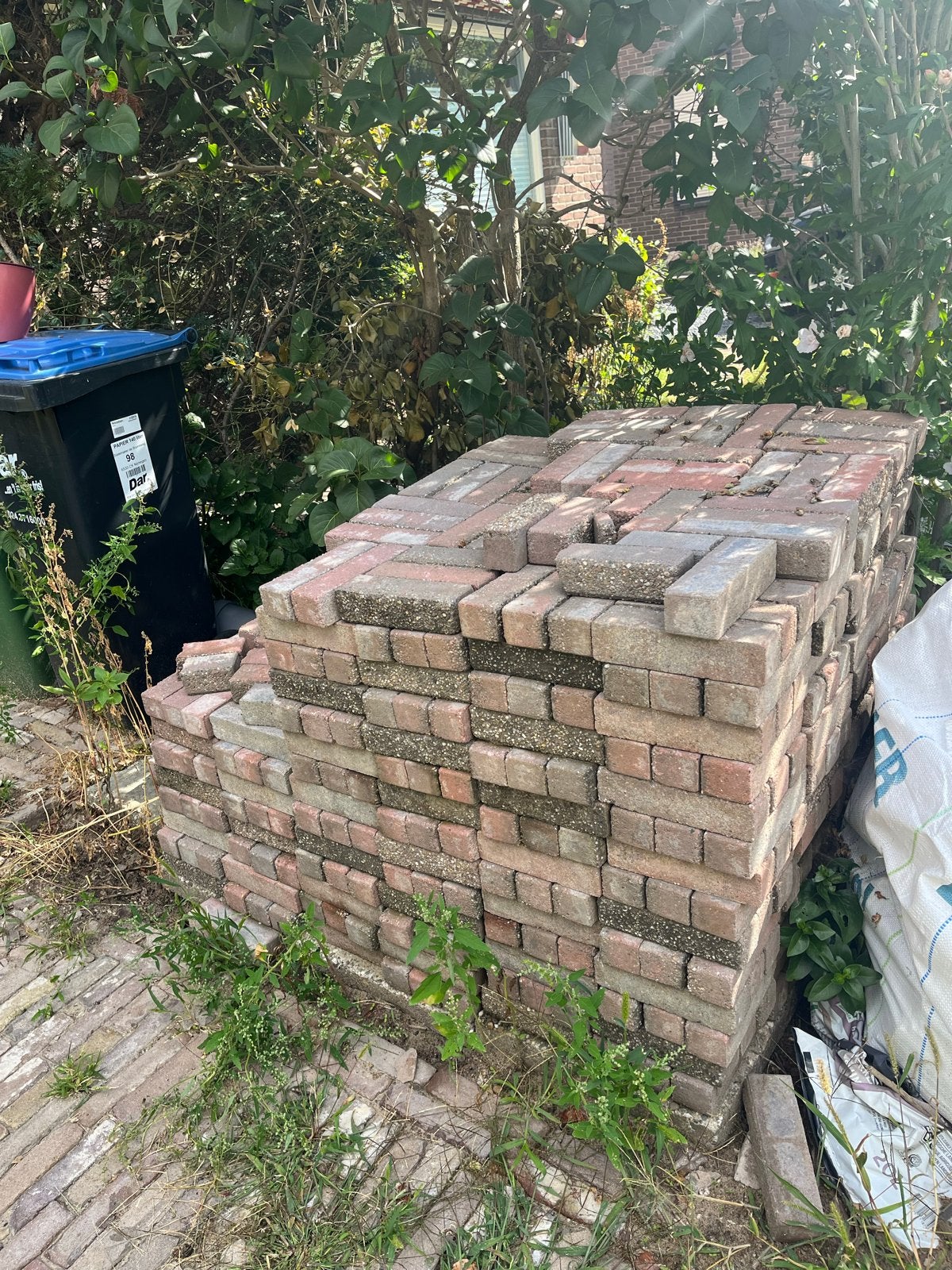 Gratis: waalformaat betonklinkers - ca. 850 stuks, Tuin en Terras, Ophalen, Gebruikt, Klinkers, 5 tot 10 m²