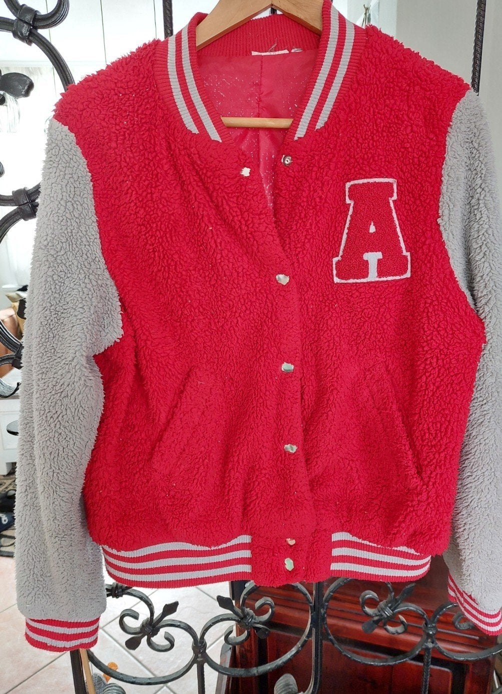 Rood/grijze teddy varsity jas met letter 'A' - Maat 38/40, Ophalen of Verzenden, Gedragen, Maat 38/40 (M), Rood