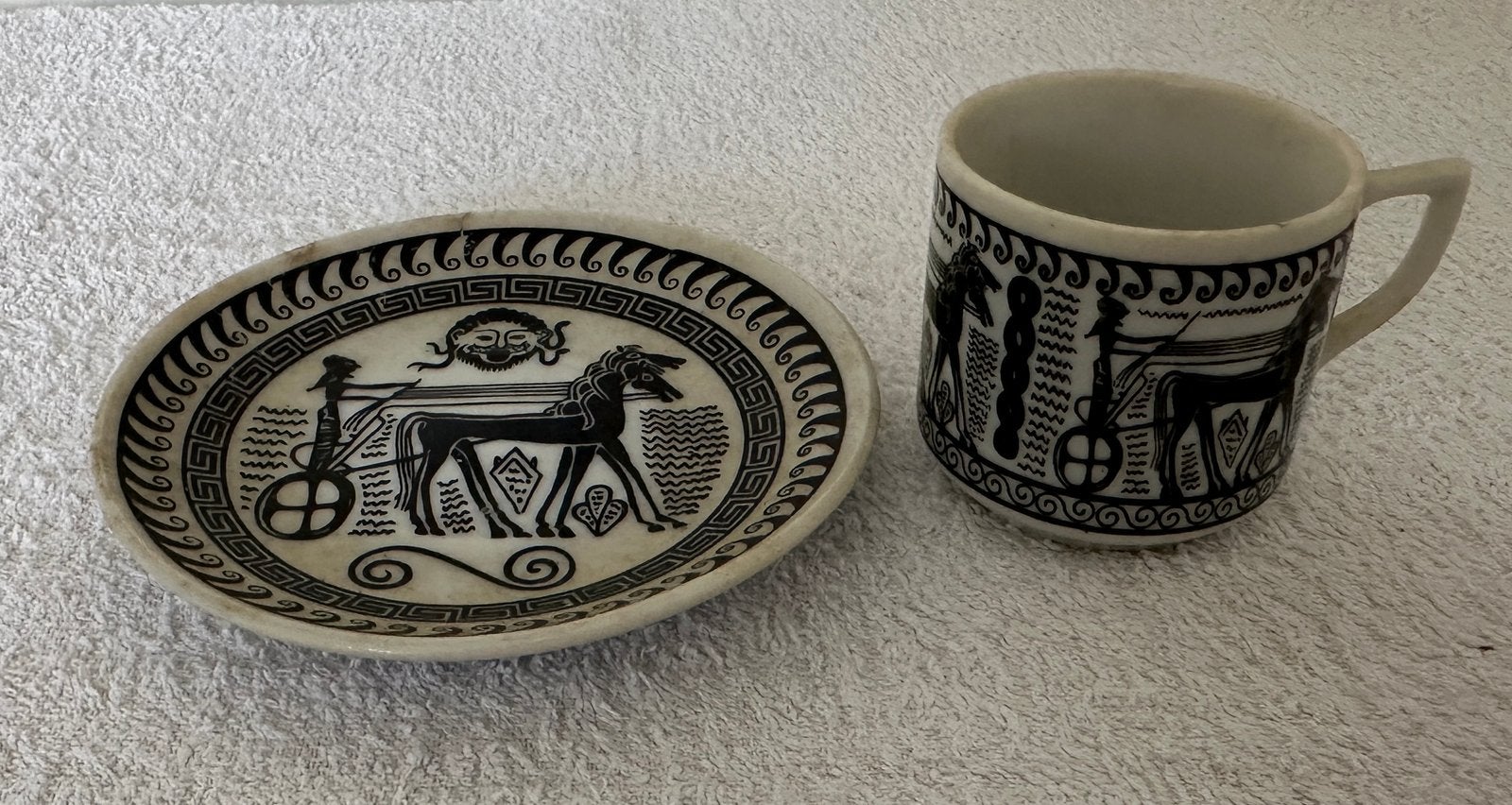 Koffiekopje en -schotel uit Rhodos met Griekse versiering, Ophalen of Verzenden, Overige stijlen, Kop(pen) en/of Schotel(s)