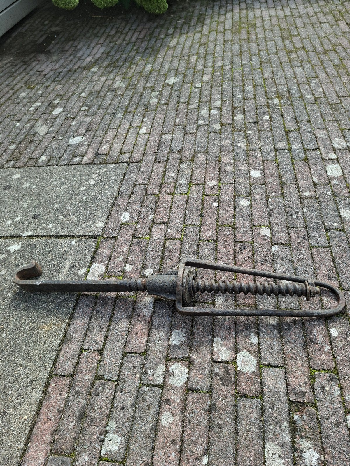 Antieke smeedijzeren haardtang met veer, Ophalen