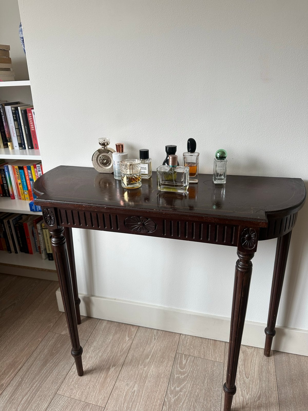Antieke halfronde consoletafel van donker hout een de stoel, Ophalen of Verzenden