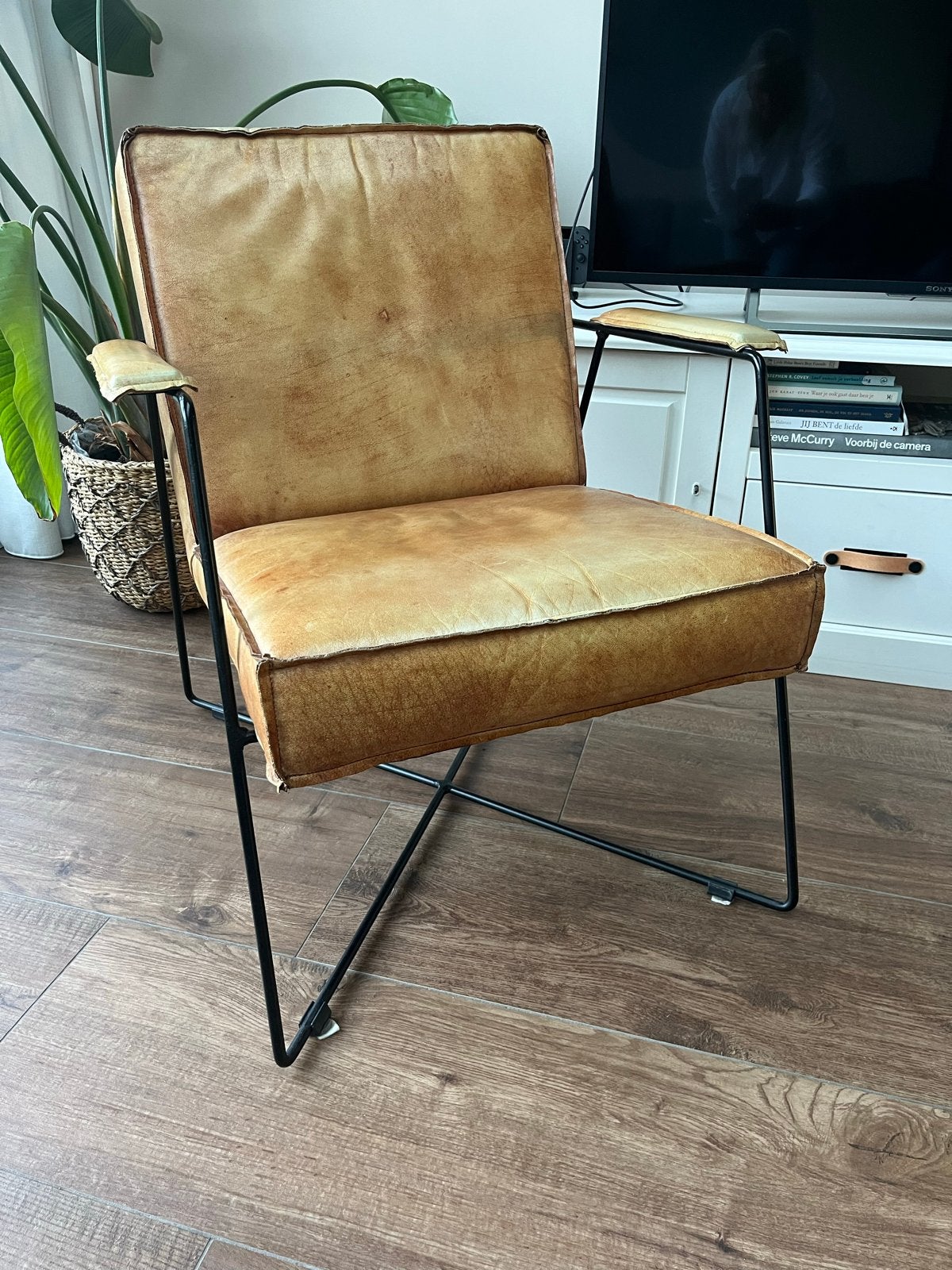 Vintage Leren Fauteuil met Zwart Metalen Frame, Huis en Inrichting, Ophalen, Gebruikt, 50 tot 75 cm, Leer