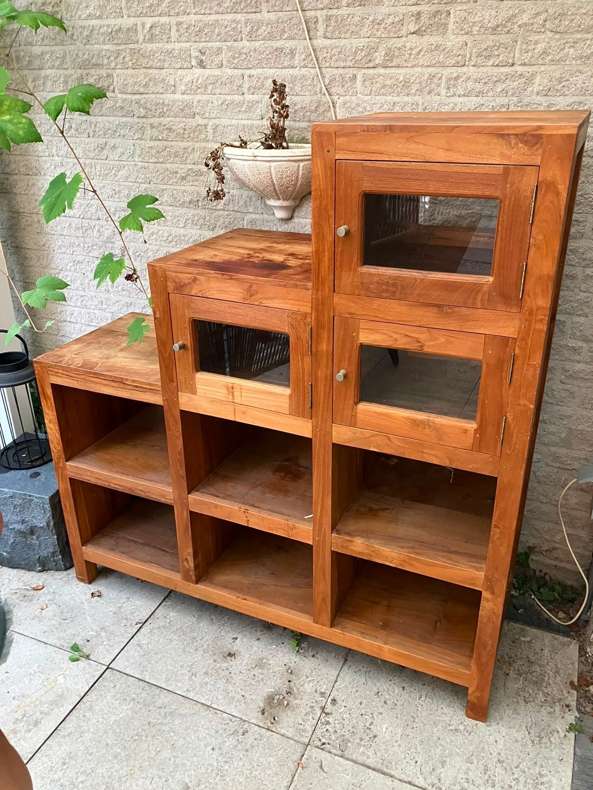 Teak houten kast met open vakken en glazen deurtjes, Ophalen, Gebruikt