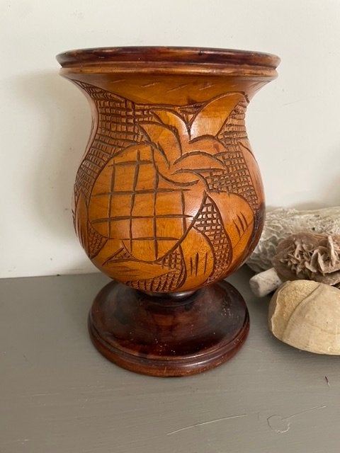 Vintage handgesneden houten vaas Tropisch motief. Curacao, Ophalen