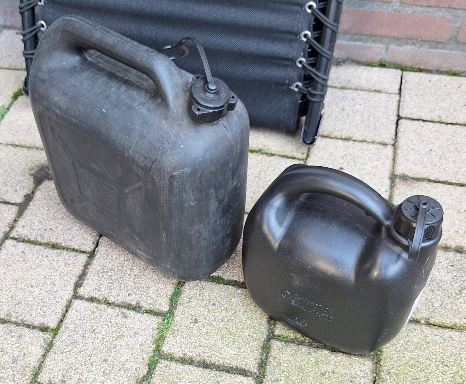 Jerry cans, Ophalen