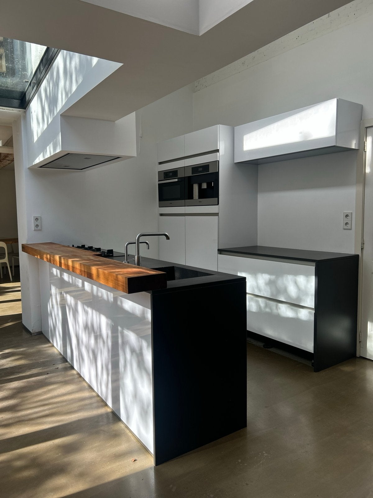 Moderne witte keuken met koelkast en quooker te koop, Ophalen, Gebruikt, Wit, Enkelwandige keuken