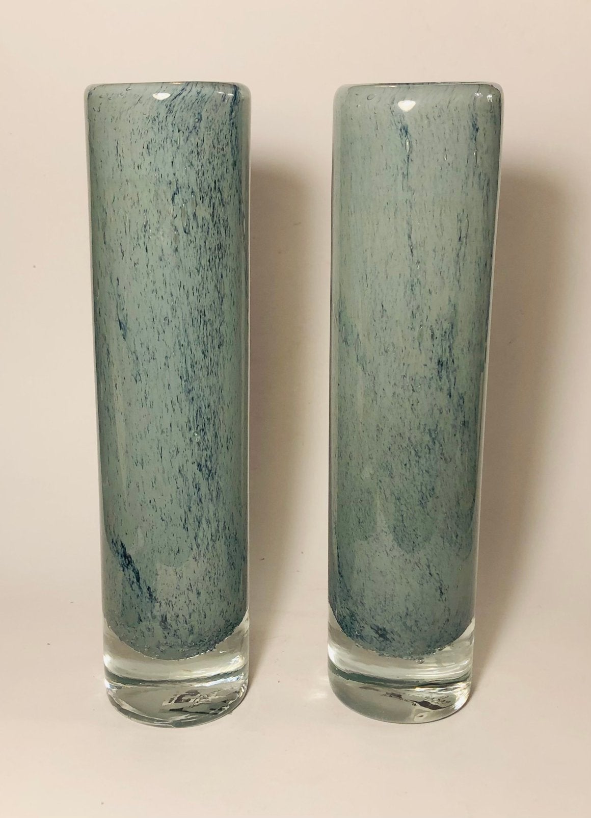 Twee prachtige grijze cylinder vazen van glas, mondgeblazen, Overige kleuren, Ophalen of Verzenden, Minder dan 50 cm, Glas