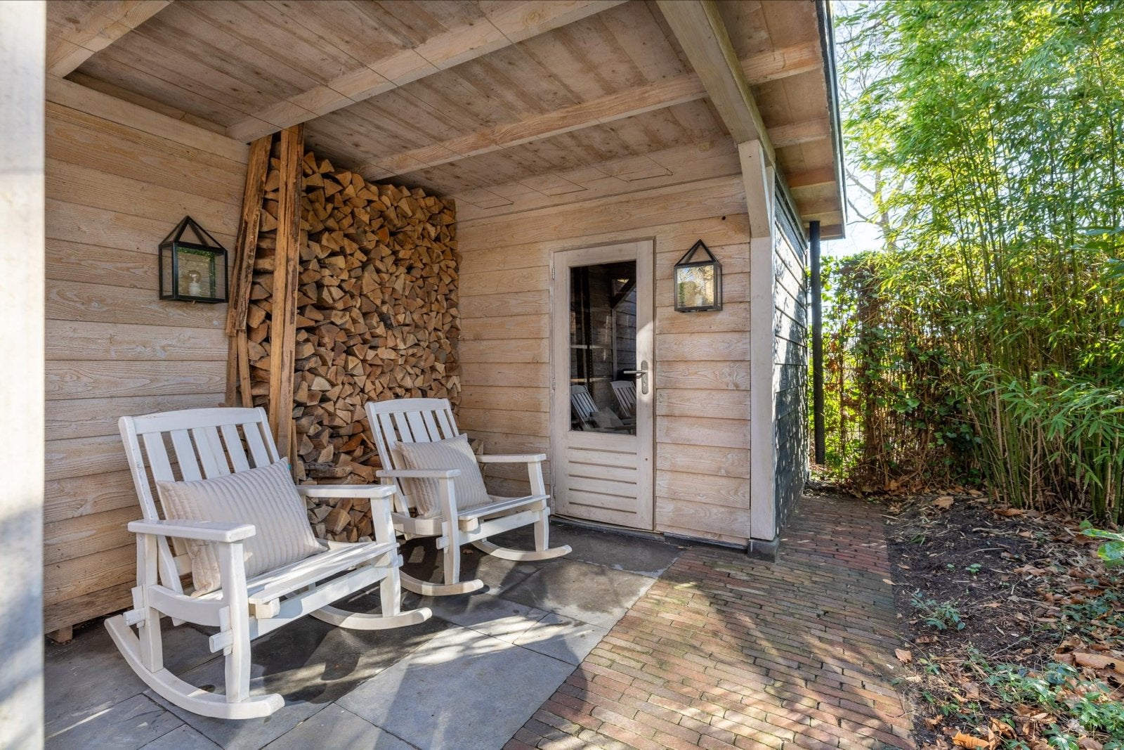 Prachtige witte houten schommelstoelen, Tuin en Terras, Haardhout, 6 m³ of meer, Ophalen of Verzenden, Overige houtsoorten, Blokken