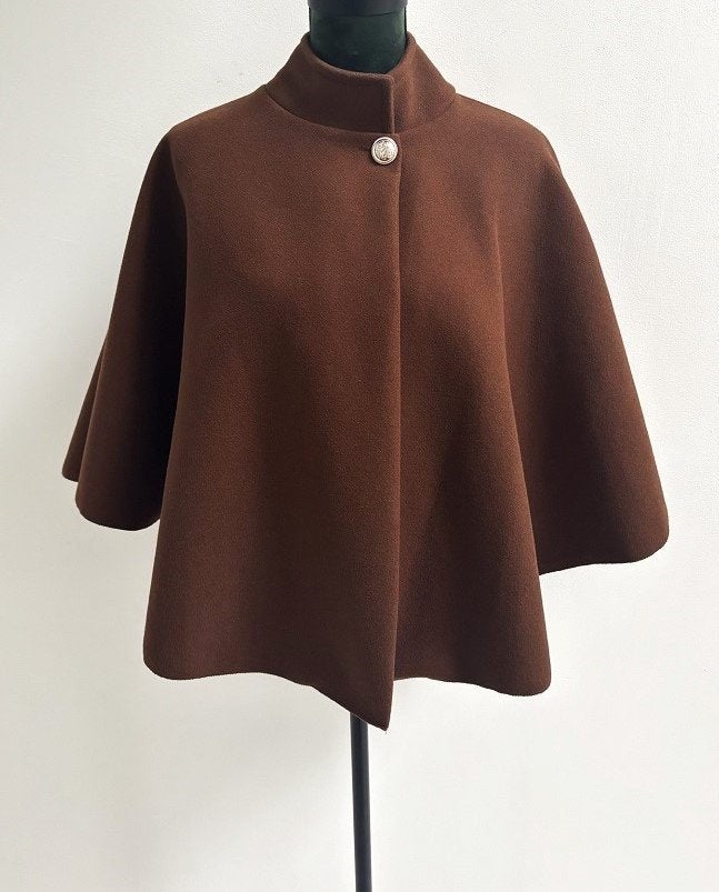 SPLINTERNIEUW! New Collection wol-look dames cape bruin, Kleding | Dames, Bruin, Verzenden, Nieuw, Jasje