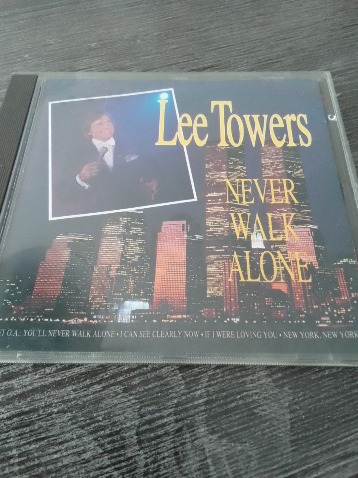 Lee Towers - Never Walk Alone CD, Ophalen, Gebruikt, Overige genres, Album