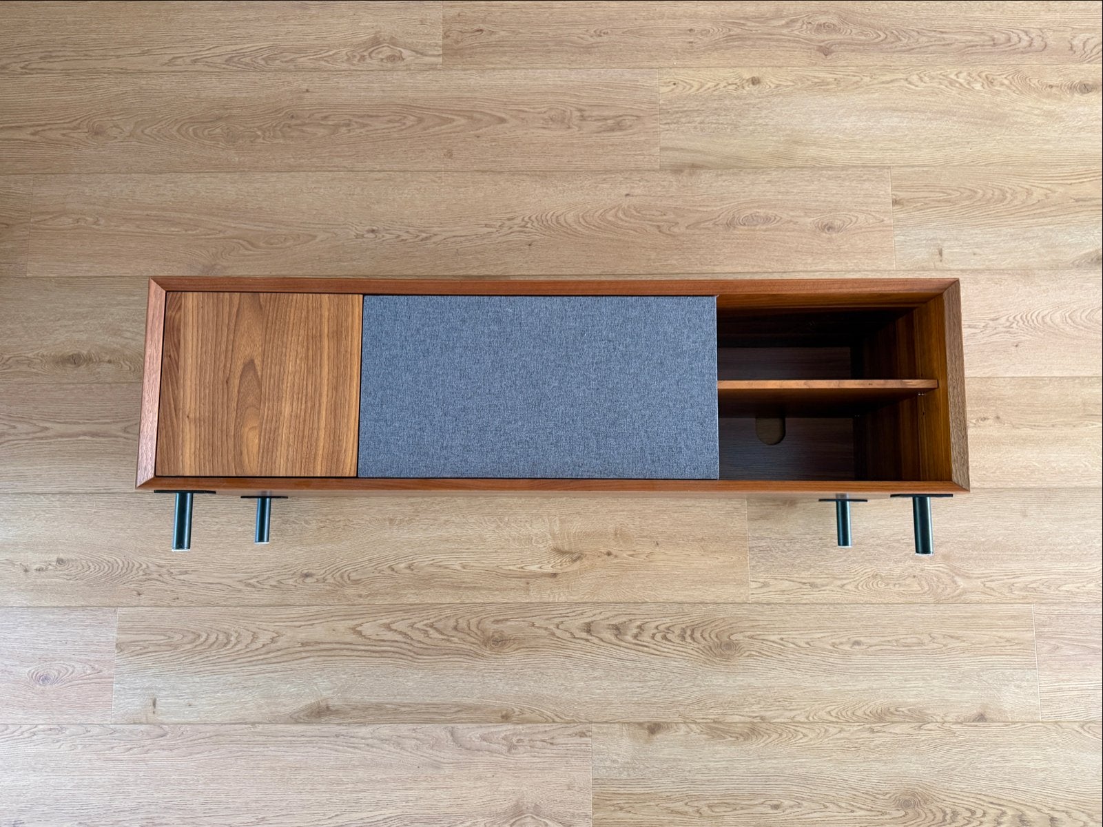 TV-meubel/dressoir walnoothout met stoffen middendeur, Ophalen, Gebruikt, 100 tot 150 cm, Minder dan 100 cm