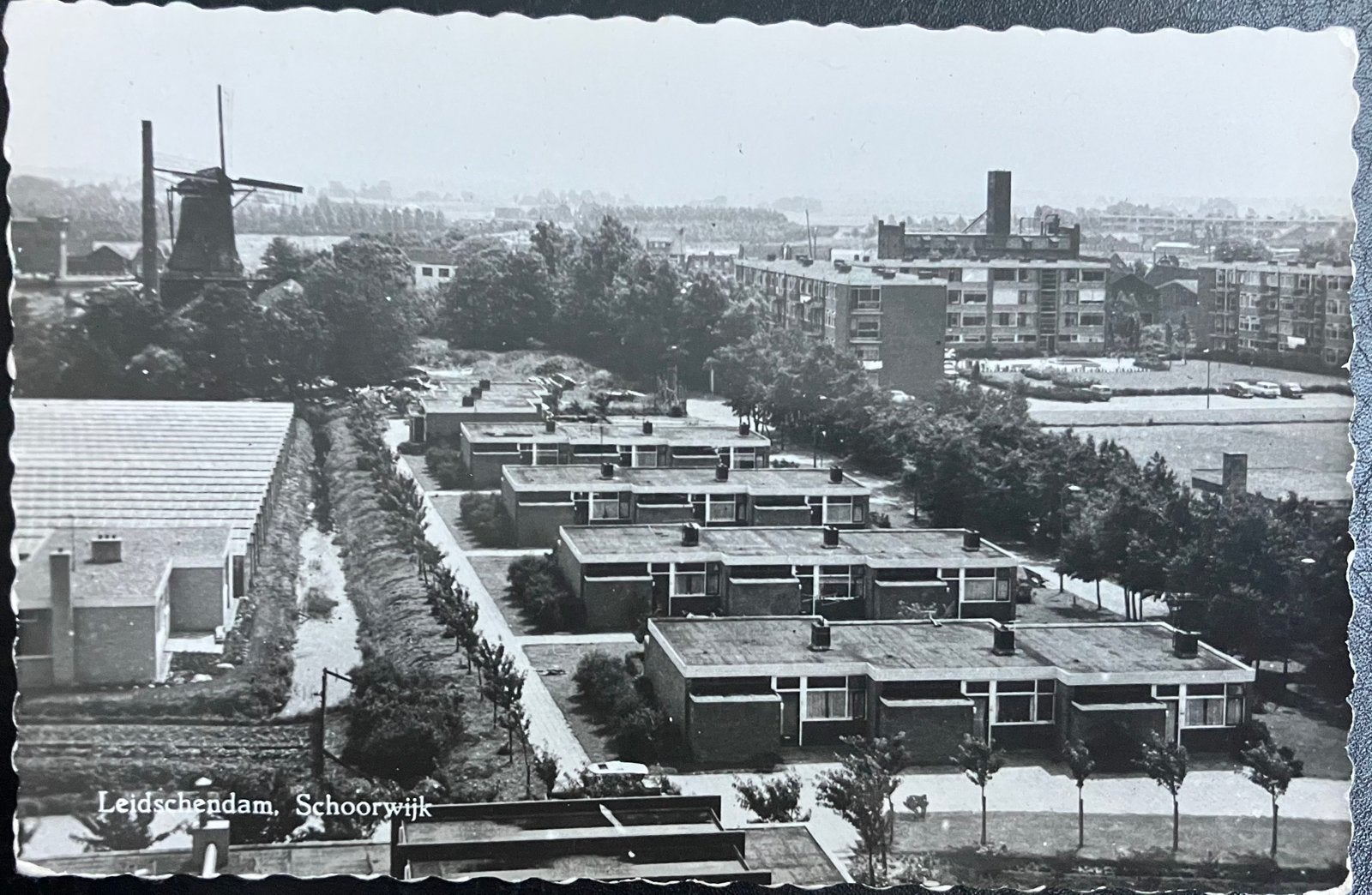 Ansichtkaart Leidschendam woningen en Molen in Schoorwijk, Ophalen of Verzenden, 1940 tot 1960, Ongelopen, Zuid-Holland