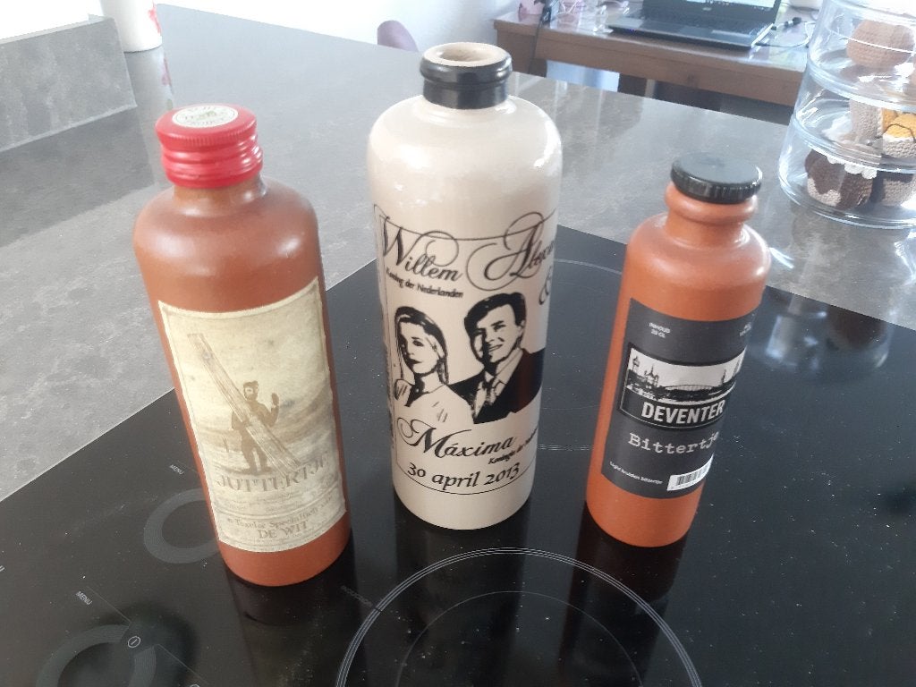 3 stenen kruiken, Ophalen