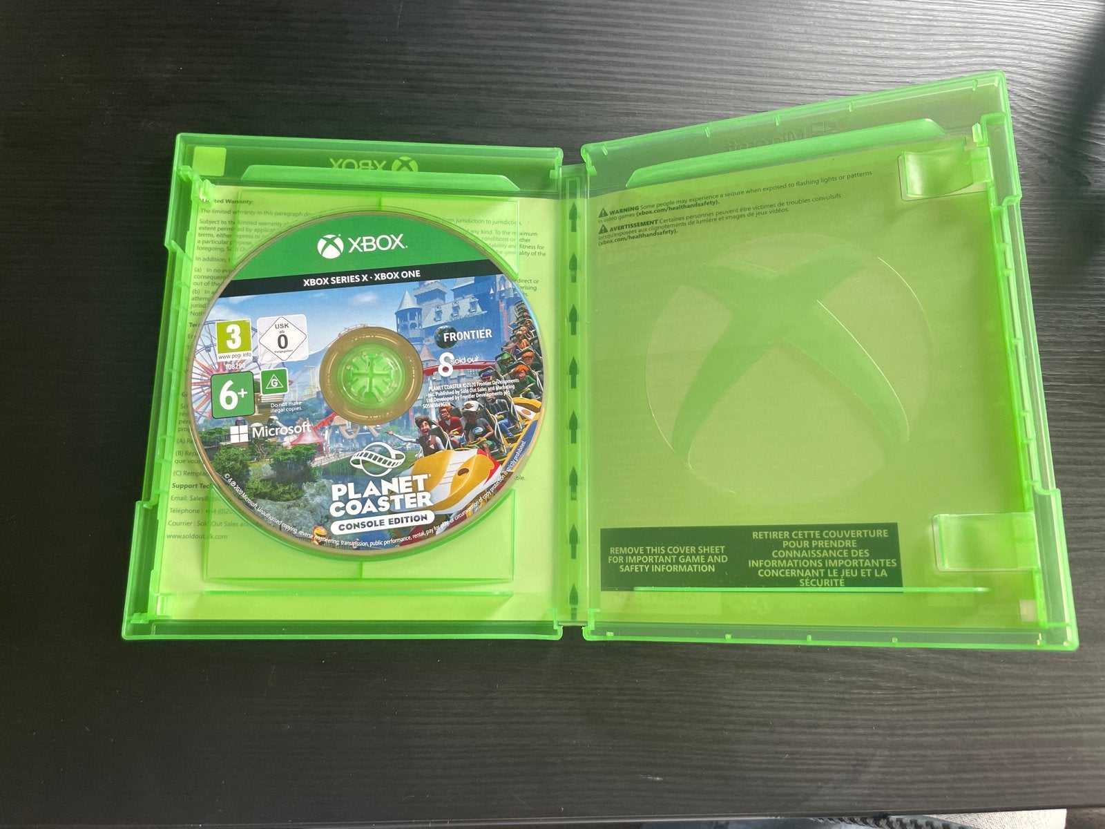 Planet Coaster Console Edition Xbox One/Series X + garantie, One Microsoft Place, South County Business Park, Dublin D18 P521 IRELAND; Registered Office: 70 Sir Rogerson's Quay, Dublin D02 R296 IRELAND