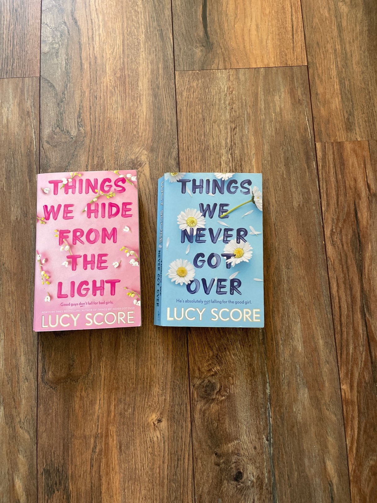 Lucy Score boeken: Things We Hide From The Light & Never Got, Ophalen of Verzenden, Zo goed als nieuw, Amerika