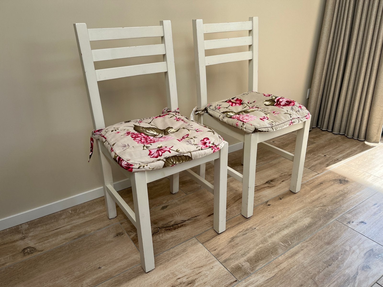 2 stoelen met kussens, Ophalen, Gebruikt, Twee, Wit