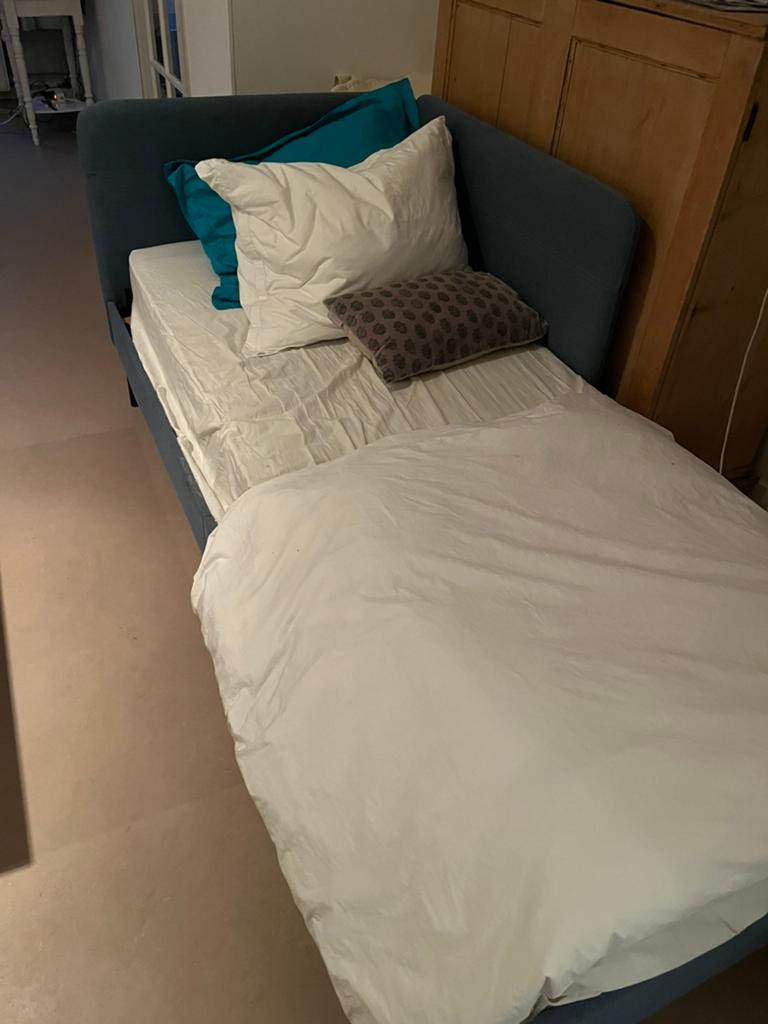 Een persoons bed wat ook een beetje een bankje lijkt., Ophalen of Verzenden, Zo goed als nieuw, Eenpersoons, 90 cm
