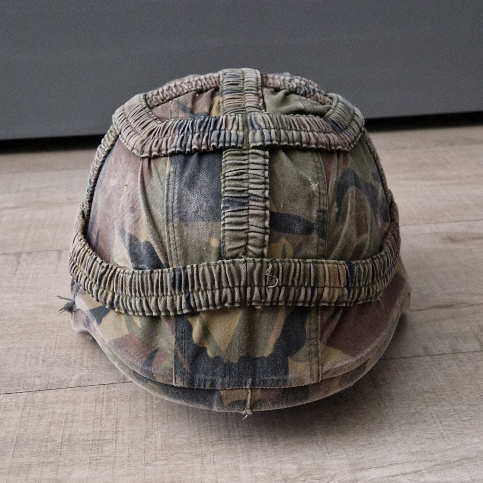 Oude KL kevlar helm met woodland helm cover maat S, Ophalen of Verzenden, Landmacht, Nederland, Helm of Baret