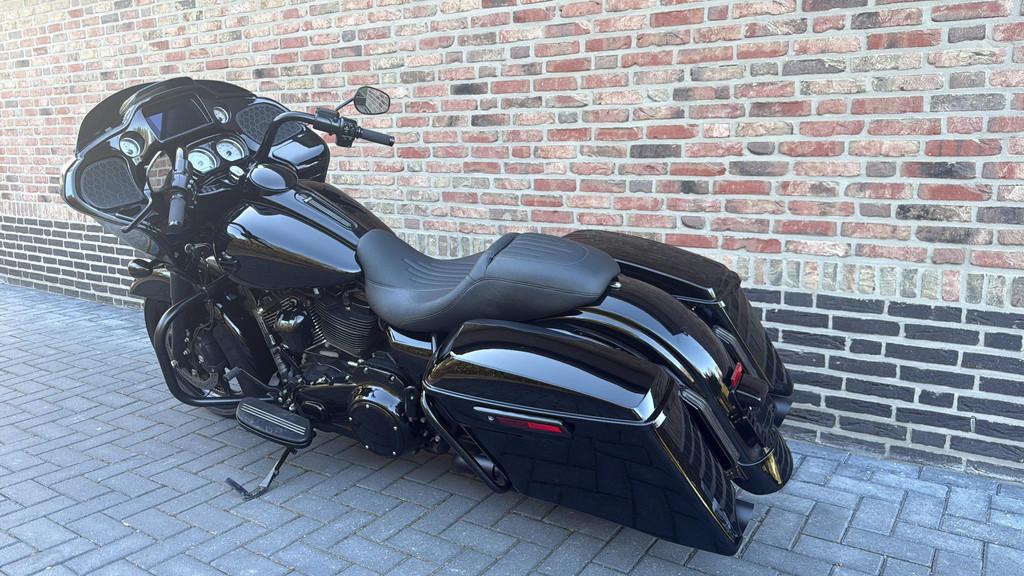 Harley Davidson 114 FLTRX Road Glide CVO Black Out, Traction Control, Laan van Vredenoord 33
2289 DA  Rijswijk, NL, H-DCUSTOMERSERVICE@Harley-Davidson.com
