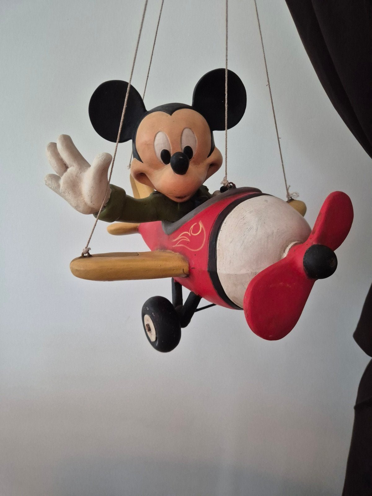 Mickey Mouse als piloot in groen jasje - Disney - Vliegtuig, Verzamelen, Ophalen of Verzenden, Mickey Mouse, Gebruikt, Beeldje of Figuurtje