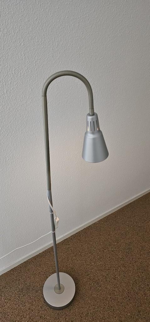 IKEA vloerlamp metaal, kleine fitting (E14), max 7W, Ophalen, Gebruikt, 100 tot 150 cm, Metaal