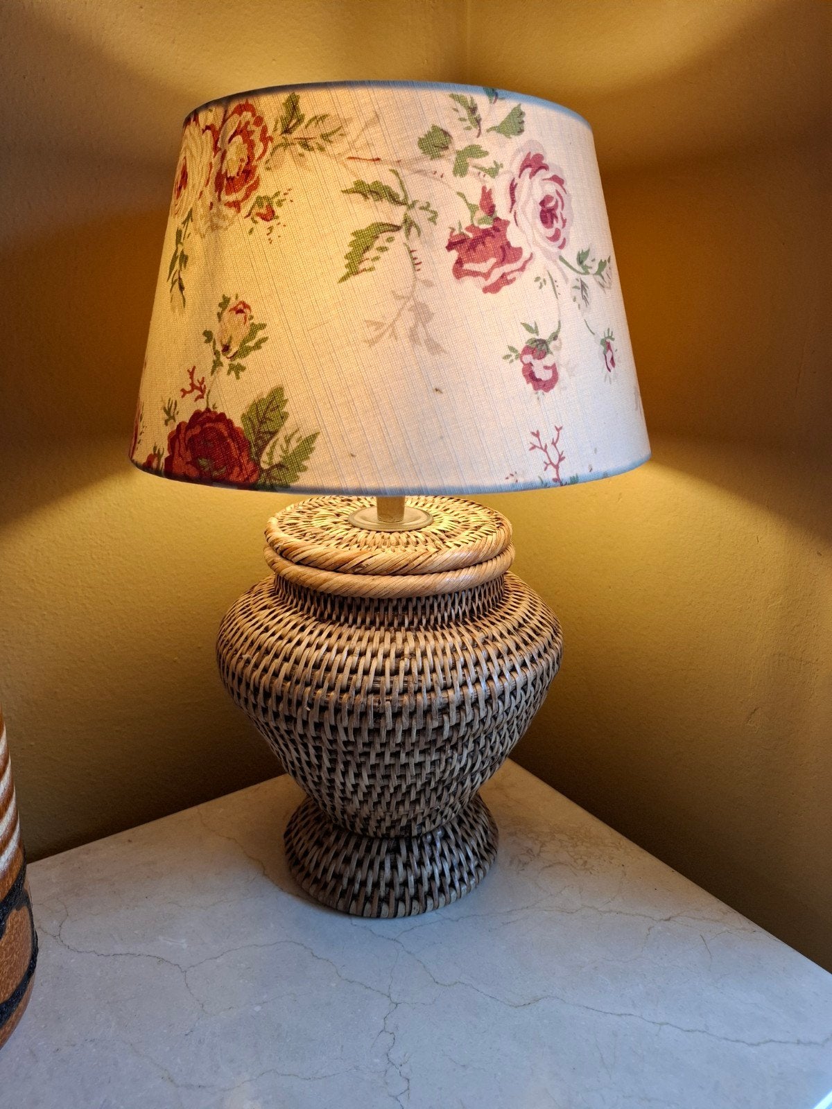 Birma rieten tafellamp met bloemenkap, Ophalen of Verzenden
