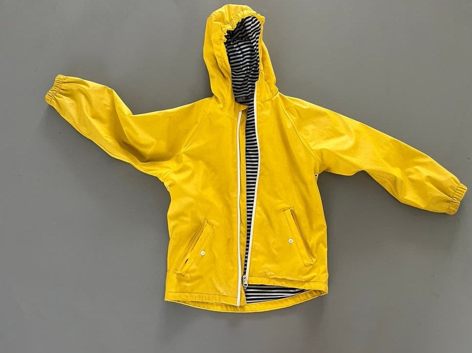 Mountain Peak Gele Regenjas met Gestreepte Voering Maat 128, Ophalen of Verzenden, Gebruikt, Jongen of Meisje, Jas