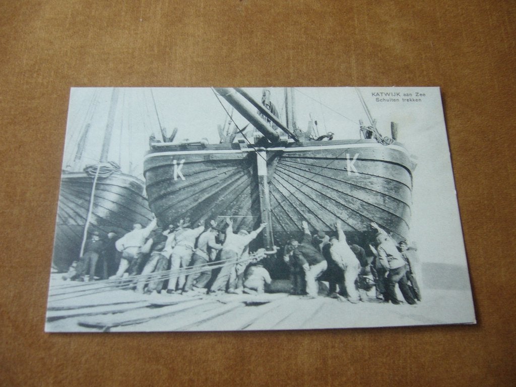KATWIJK AAN ZEE  =  SCHUITEN TREKKEN  - BOMSCHUIT BRIEFKAART, Ophalen of Verzenden, Voor 1920, Ongelopen, Zuid-Holland