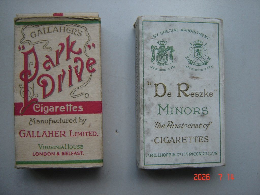 2 oude Engelse kartonnen sigaretten doosjes in prima staat., Verzamelen, Ophalen of Verzenden, Gebruikt, Overige typen