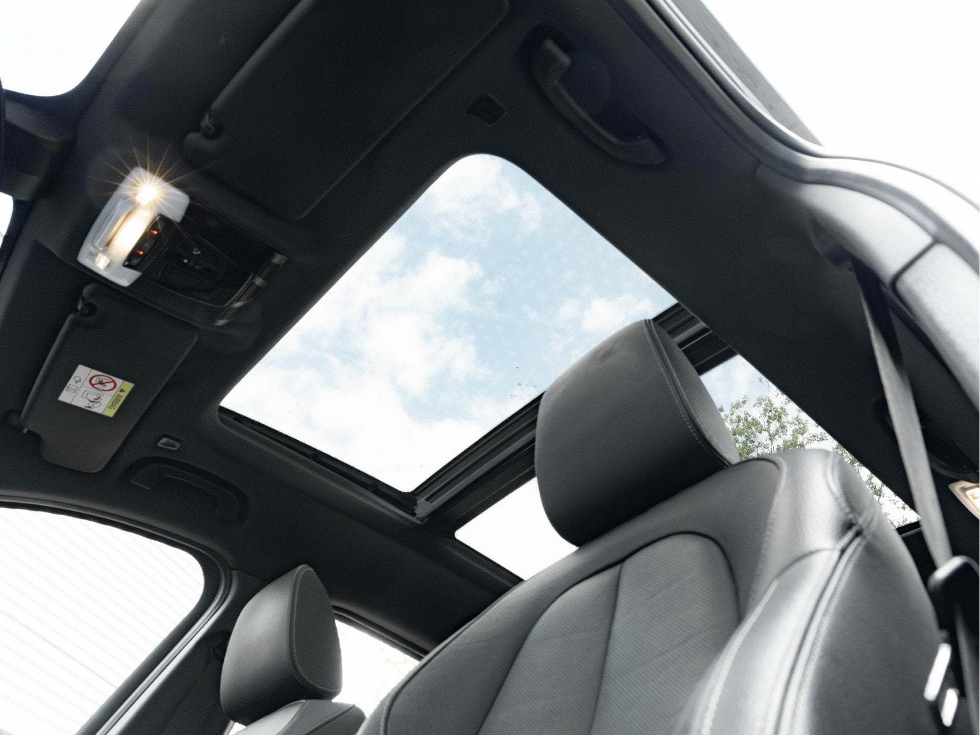 BMW X1 sDrive20i xLine - Pano - Trekhaak - Head-Up - Camera, Leder en Stof, Origineel Nederlands, Bedrijf, SUV of Terreinwagen