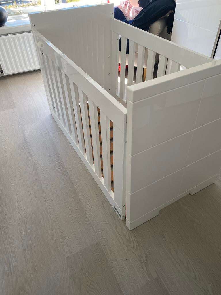 Interbaby Hoogglans Ledikant - Wit - Reeds Gedemonteerd, Ophalen, Zo goed als nieuw, Ledikant