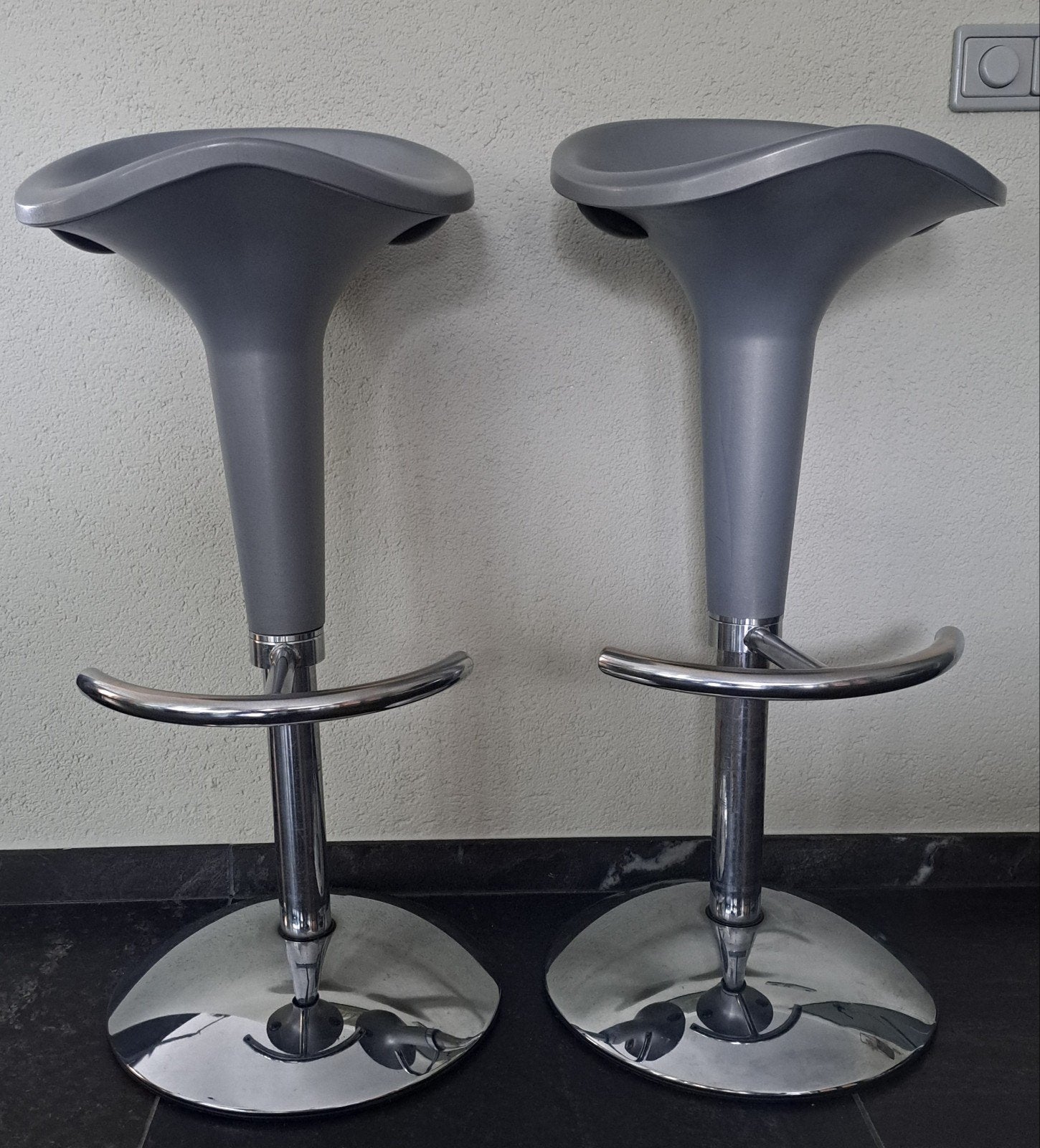 2 Design  barkrukken. Chroom onderstel,  Kunststof zitting, Huis en Inrichting, Ophalen, Kunststof, Met voetsteun, 60 tot 90 cm