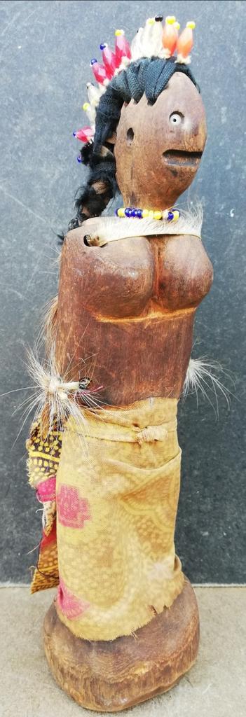 NAMJI DOLL. Kameroen. Houtsnijwerk. 25 cm., Ophalen