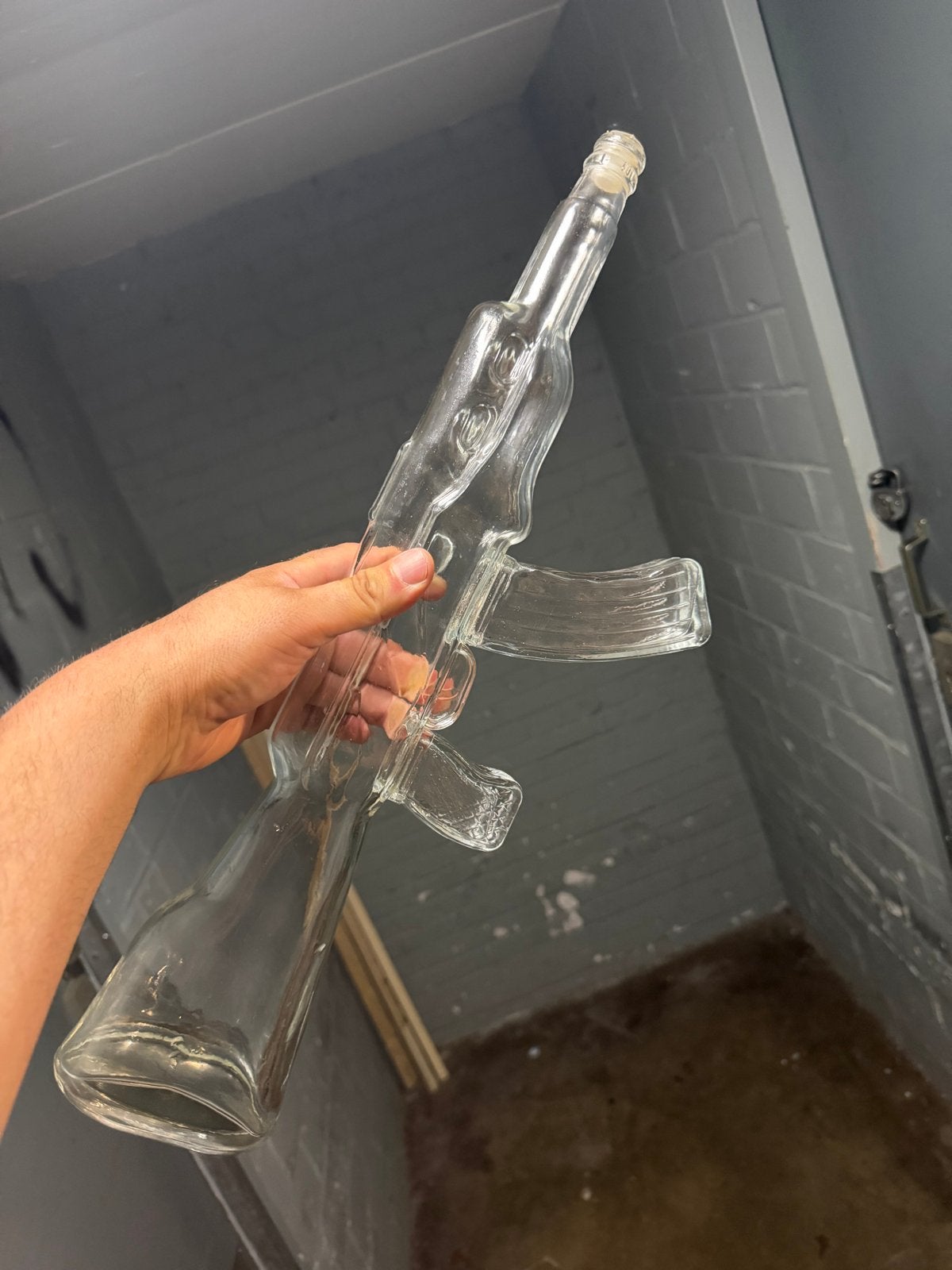AK-47 Glazen Fles met Houten Houder - Uniek Decoratiestuk, Gebruikt, ., Overige stijlen, Ophalen of Verzenden