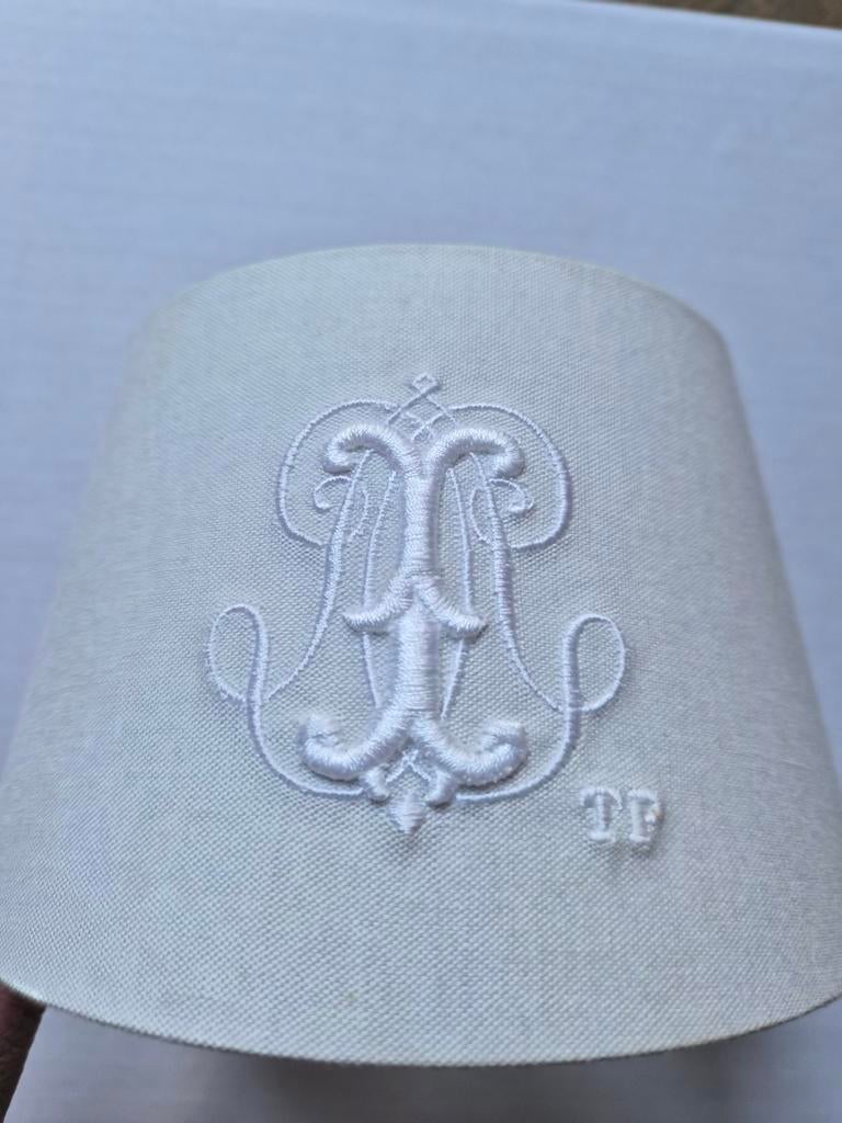 Kleine Luxe lampenkap met geborduurd monogram TP, Wit, Rond, Ophalen of Verzenden, Zo goed als nieuw