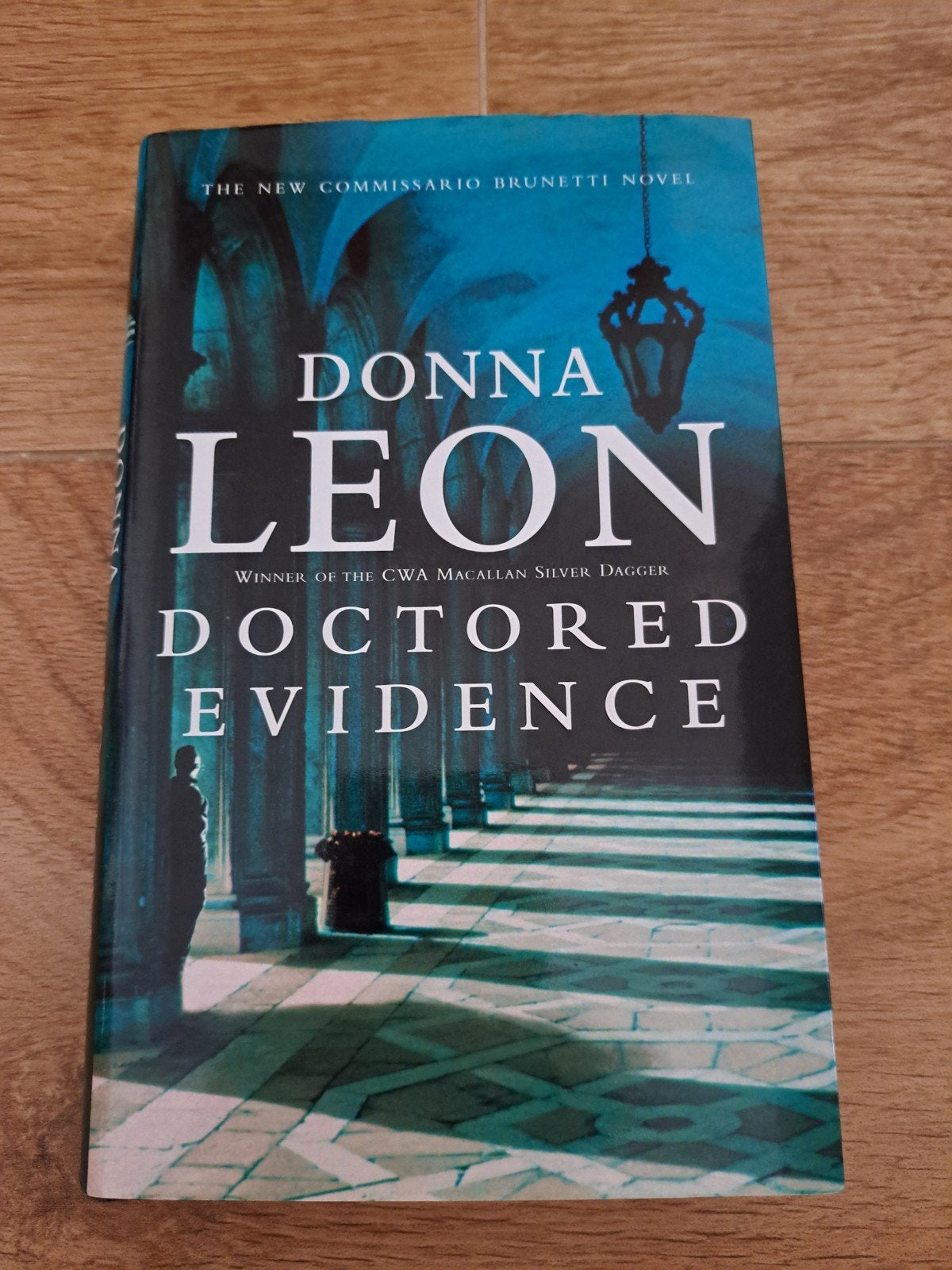 Donna Leon - Doctored Evidence (Commissario Brunetti), Ophalen of Verzenden, Gelezen, Donna Leon