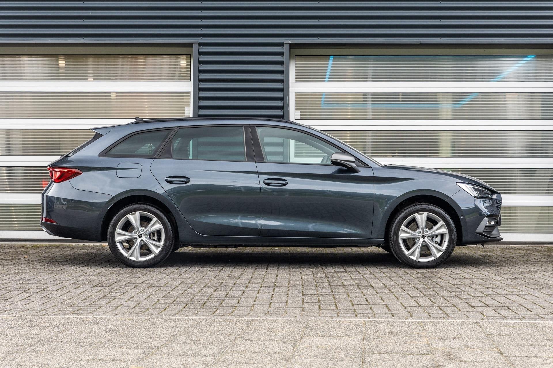 SEAT Leon Sportstourer 1.5 TSI 204pk DSG e-Hybrid FR Busines, Auto's, 12 maanden, Stof, 4 cilinders, 26 kWh