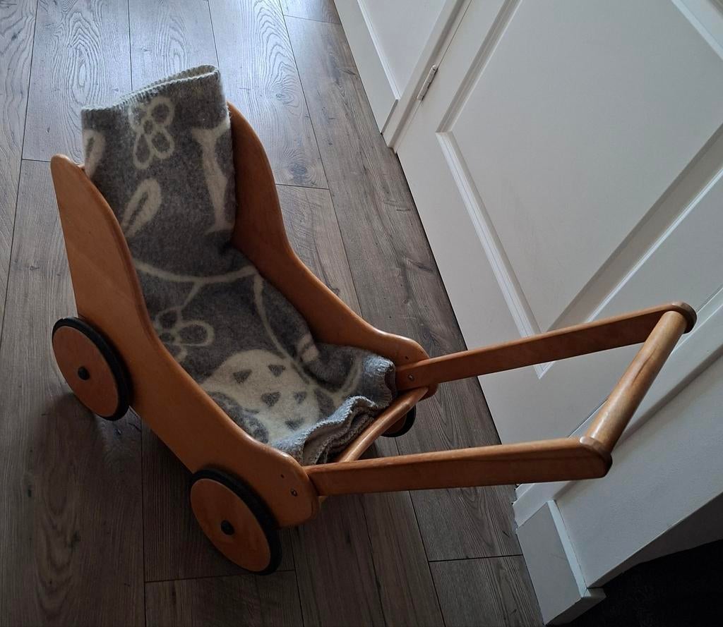 Oude poppenwagen met deken, Ophalen, Babypop