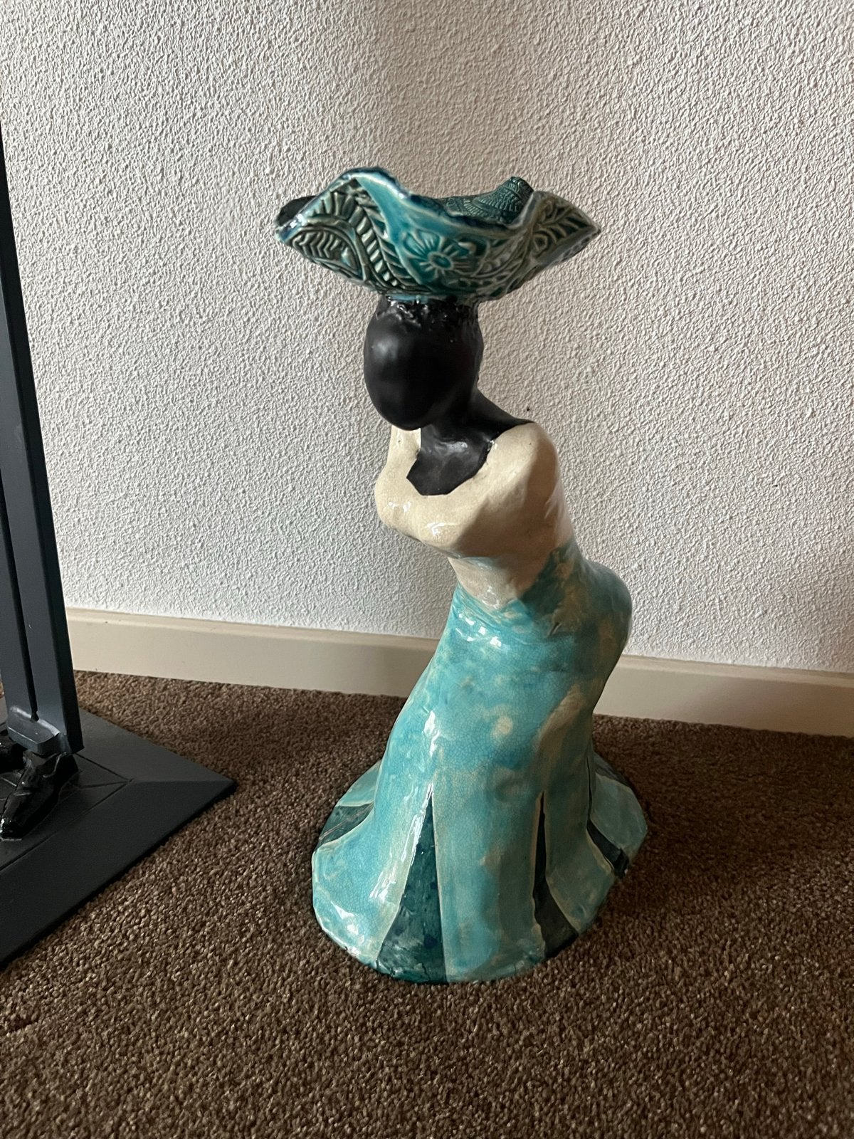 Keramieken beeld van vrouw met schaal op hoofd, Geglazuurd, Ophalen of Verzenden, 20 - 50 cm, Steen of Keramiek