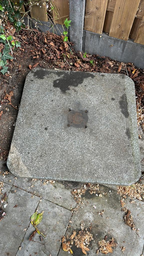 granieten parasolvoet steen ( grondige schoonmaak nodig), Ophalen, Zo goed als nieuw, Minder dan 1 meter, Parasolvoet