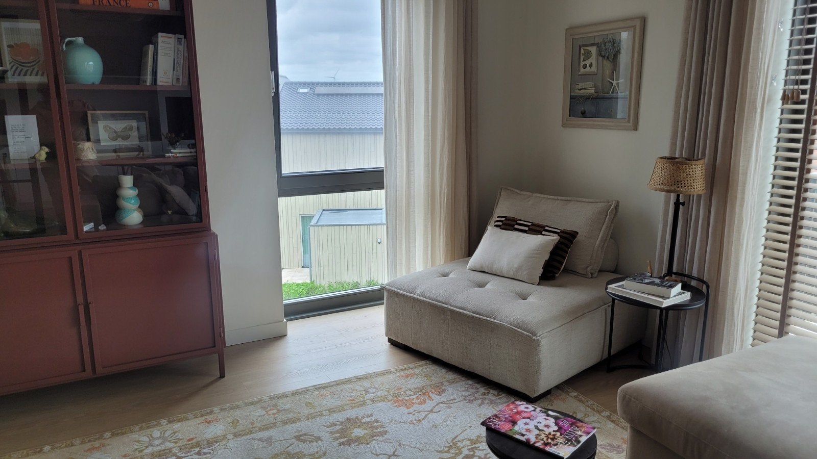Mooie Terra vitrinekast, Huis en Inrichting, Ophalen of Verzenden, Zo goed als nieuw, 25 tot 50 cm