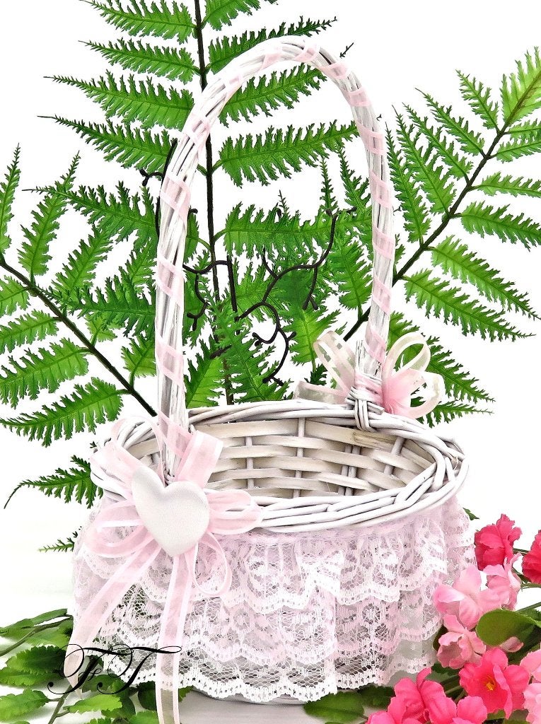 Prachtige witte rieten strooimandje met roze en wit kant., Ophalen of Verzenden, Nieuw, Feestartikel, Geboorte of Huwelijk
